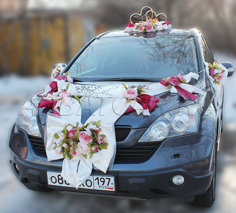 Украшение машины на свадьбу. Свадебное украшение на маш ну. Украсить свадебную машину. Украшенные Свадебные автомобили.